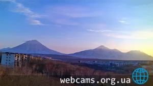 Веб-камера с видом на вулканы Корякский, Авачинский, Козельский