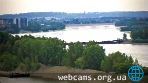 Вид на Понтонный мост Бийска с улицы Георгия Прибыткова